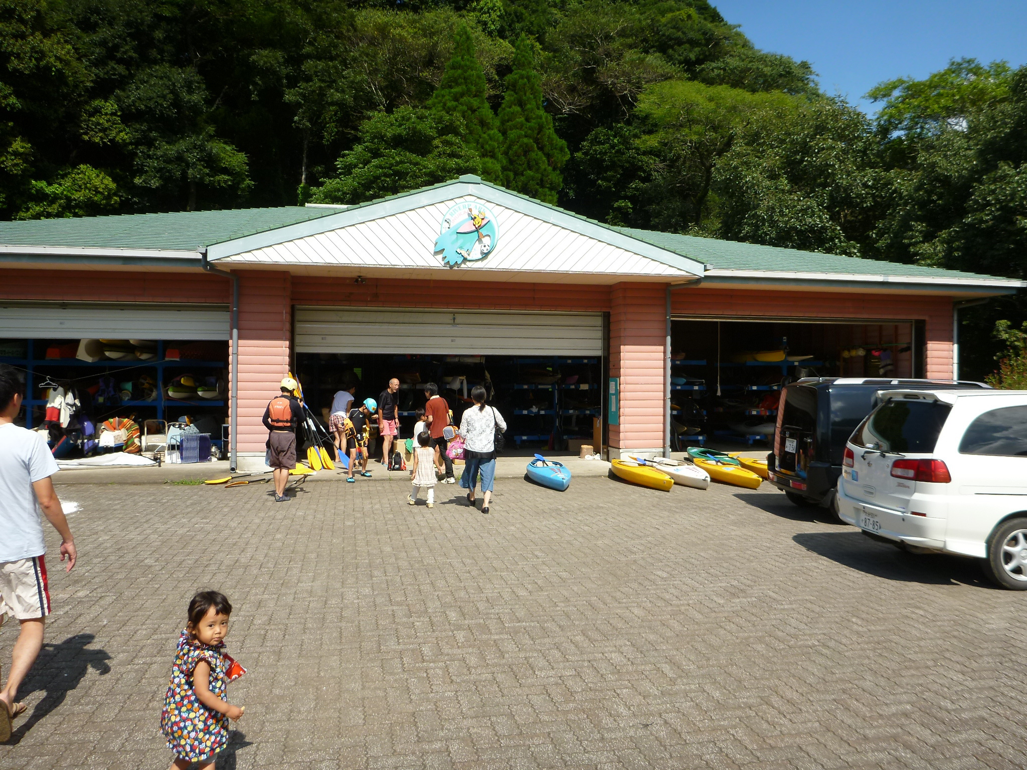 「カヌー艇庫」は、平成８年にワールドカップサッカーの練習場としてこの地が選ばれ、サッカー場２面とカヌー艇庫、トイレ、更衣室などが県カヌー協会の要望を取り入れて完成しました。