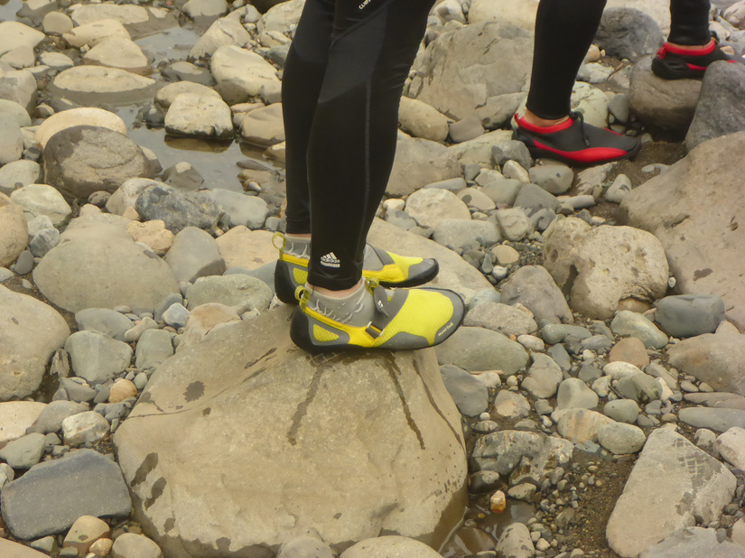 特に靴は川専用の滑りにくく、脱げにくい物が必要です。