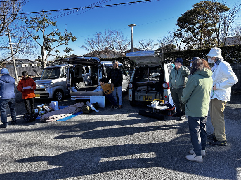 カヌー愛好家が大分市美術館駐車場に集まって車中泊の見学会。3名の方が実際に車中泊の様子を見せてくれました。